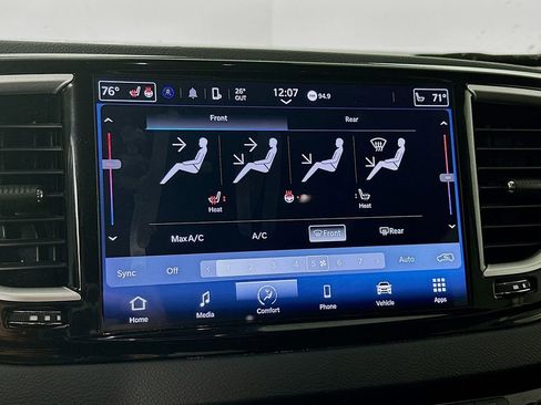 Certified 2024 Chrysler Pacifica Touring-L image 24