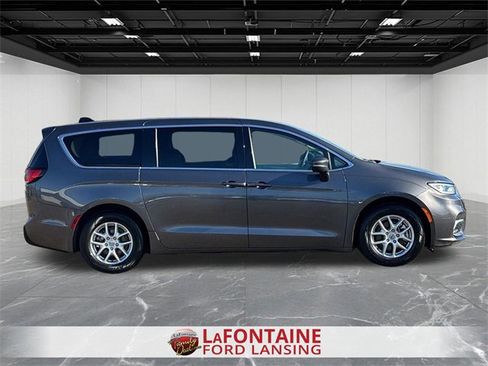 Used 2023 Chrysler Pacifica Touring-L image 12