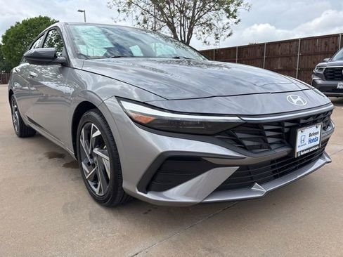 Used 2025 Hyundai Elantra Sport FWD image 2
