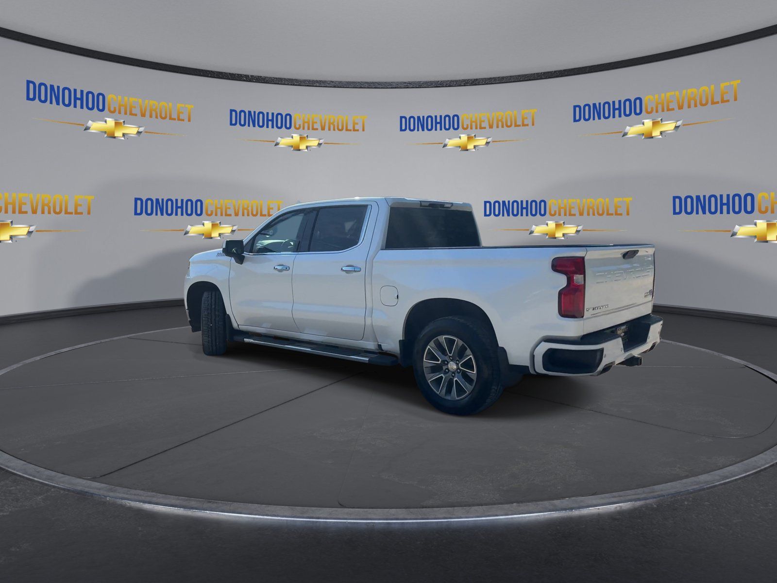 Used 2020 Chevrolet Silverado 1500 High Country w/ Technology Package AWD/4WD image 9