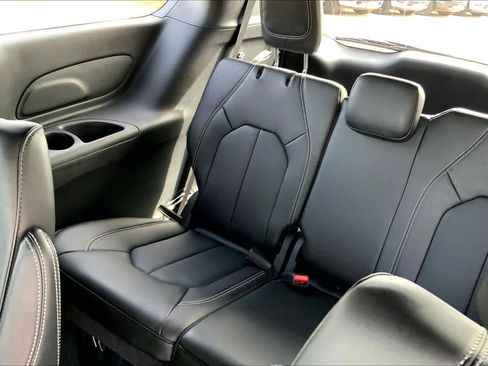 New 2026 Chrysler Pacifica Select image 16