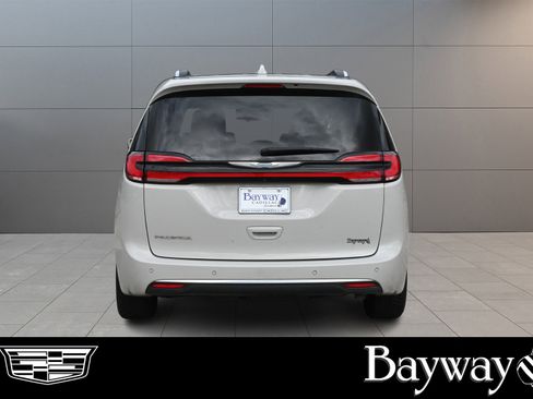 Used 2021 Chrysler Pacifica Limited w/ Uconnect Theater Family Group image 6