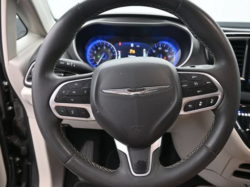 Used 2023 Chrysler Pacifica Touring-L FWD image 21