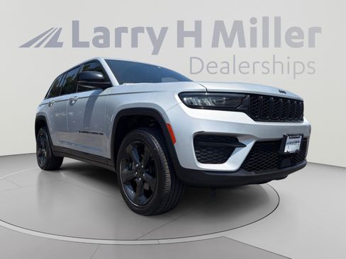 Used 2022 Jeep Grand Cherokee Altitude AWD/4WD image 7