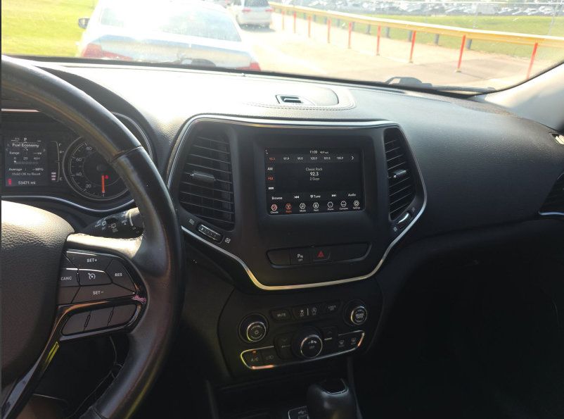Used 2019 Jeep Cherokee Latitude Plus FWD image 6