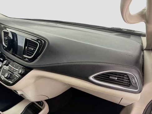 Used 2019 Chrysler Pacifica Limited FWD image 31