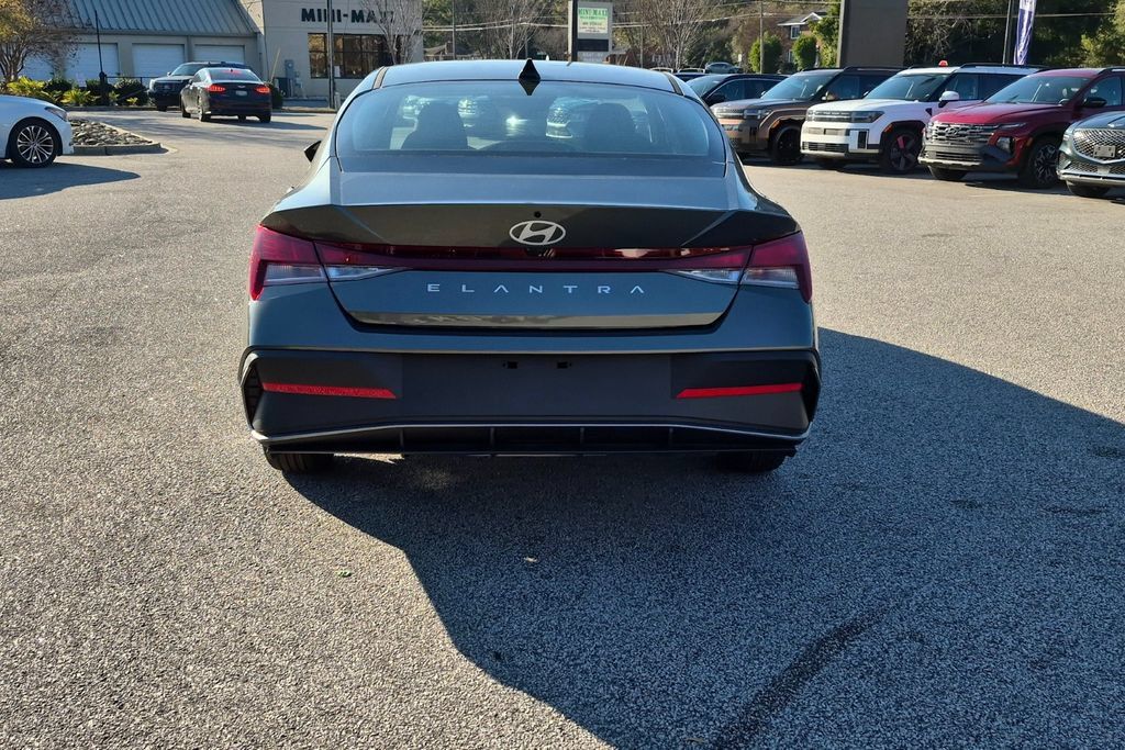 New 2026 Hyundai Elantra SE FWD image 6