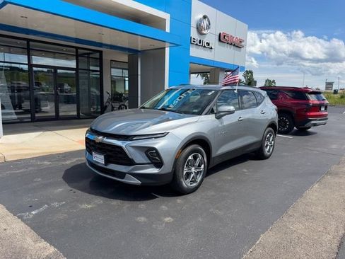 Used 2023 Chevrolet Blazer LT FWD image 2