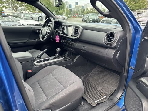 Used 2017 Toyota Tacoma TRD Off-Road w/ Premium & Technology Package AWD/4WD image 13