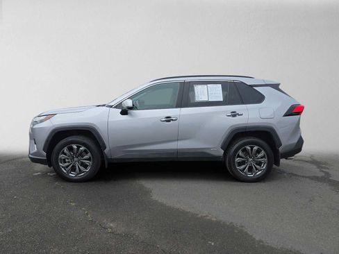 Used 2022 Toyota RAV4 XLE Premium AWD/4WD image 6