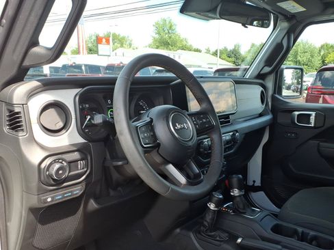 Used 2024 Jeep Wrangler Unlimited AWD/4WD image 21