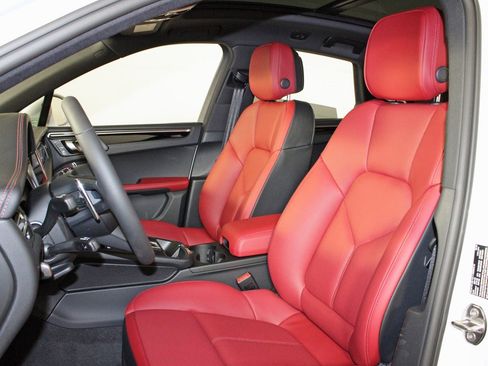 Used 2025 Porsche Macan image 5