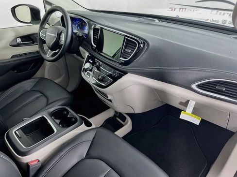 Used 2023 Chrysler Pacifica Touring-L FWD image 30
