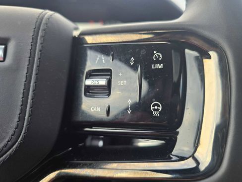 Used 2025 Land Rover Range Rover Velar Dynamic SE image 31