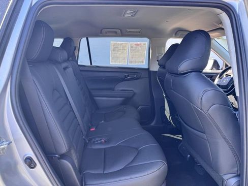 Used 2023 Toyota Highlander LE FWD image 15