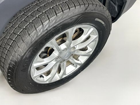 Used 2019 Jeep Cherokee Latitude w/ Popular Appearance Group image 11