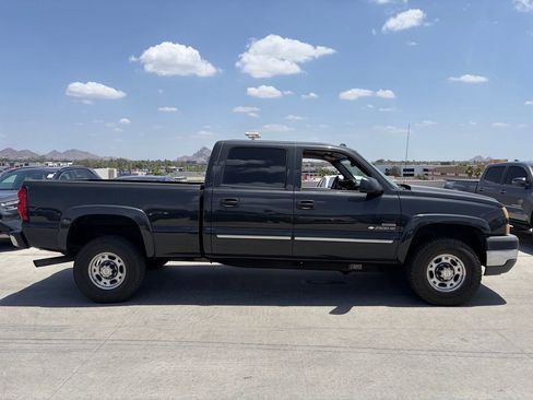 Used 2005 Chevrolet Silverado 2500 LT w/ Heavy-Duty Power Package RWD image 3