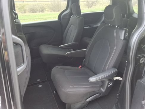 Used 2023 Chrysler Pacifica Touring FWD image 29