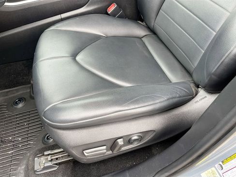 Used 2021 Toyota Highlander XLE image 19