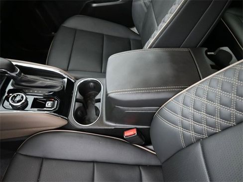 Used 2025 GMC Canyon Denali image 9