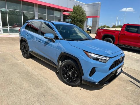 Used 2025 Toyota RAV4 SE AWD/4WD image 2