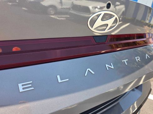 Used 2024 Hyundai Elantra SE FWD image 11