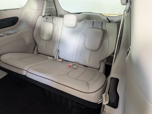 Used 2018 Chrysler Pacifica Limited w/ Tire & Wheel Group FWD image 27