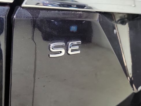 Used 2024 Volkswagen Atlas SE w/ Panoramic Sunroof Package image 8