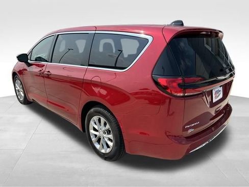 Used 2026 Chrysler Pacifica Limited FWD image 4
