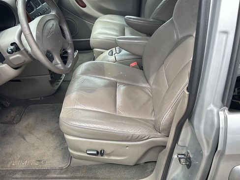 Used 2002 Chrysler Town & Country Limited FWD image 8