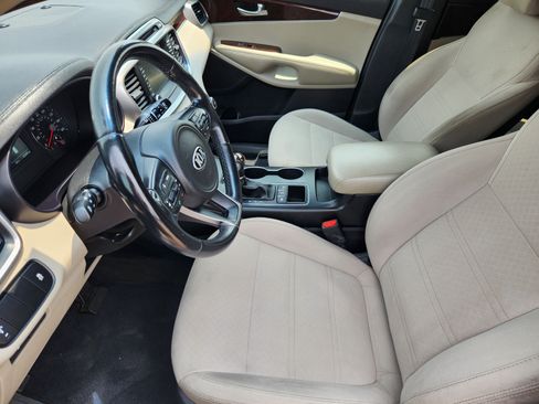 Used 2017 Kia Sorento AWD w/ LX Convenience Package image 8