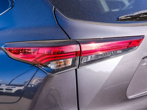Used 2023 Toyota Highlander Limited FWD image 7