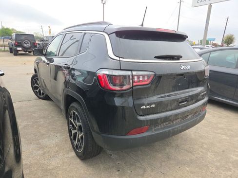 Used 2025 Jeep Compass Limited image 9