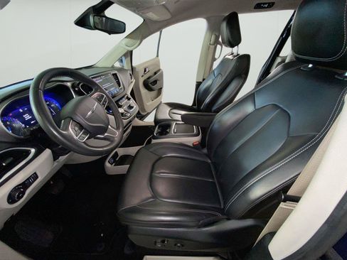 Used 2023 Chrysler Pacifica Touring-L FWD image 10