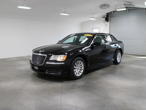 Used 2012 Chrysler 300 RWD image 4