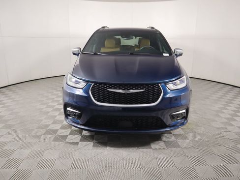 Used 2022 Chrysler Pacifica Pinnacle image 2