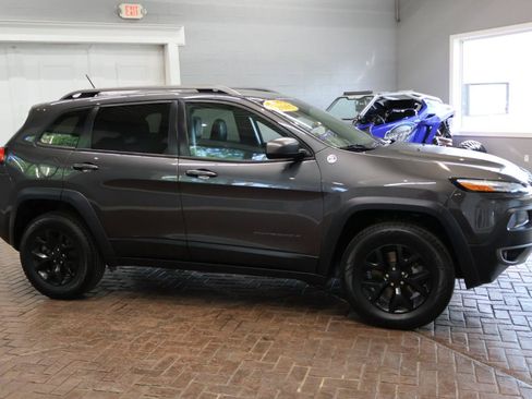 Used 2015 Jeep Cherokee Trailhawk w/ Leather Interior Group AWD/4WD image 8