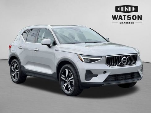 Used 2024 Volvo XC40 B5 Core AWD/4WD image 1