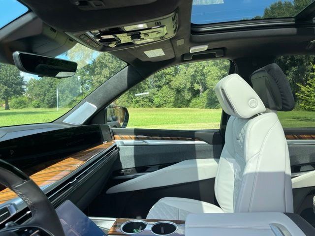 Certified 2025 Cadillac Escalade ESV Sport Platinum w/ LPO, Floor Liner Package AWD/4WD image 14