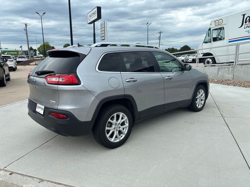 Used 2016 Jeep Cherokee Latitude FWD image 6
