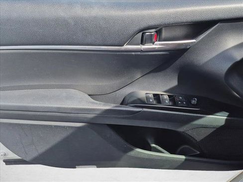 Used 2018 Toyota Camry SE FWD image 11
