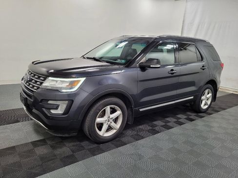 Used 2017 Ford Explorer XLT w/ Equipment Group 202A AWD/4WD image 2