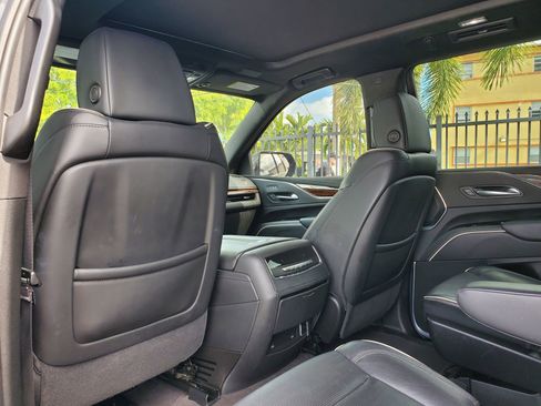 Used 2023 Cadillac Escalade Premium Luxury RWD image 11