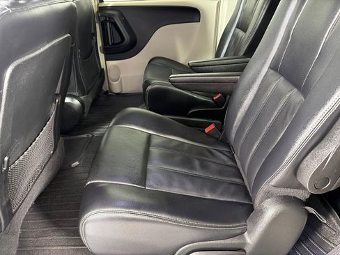 Used 2014 Chrysler Town & Country Touring FWD image 15