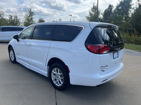 Used 2022 Chrysler Voyager LX image 3