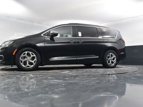 Used 2023 Chrysler Pacifica Limited image 51