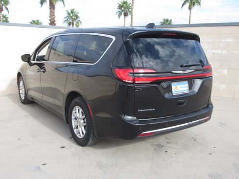 Used 2024 Chrysler Pacifica Touring-L image 6