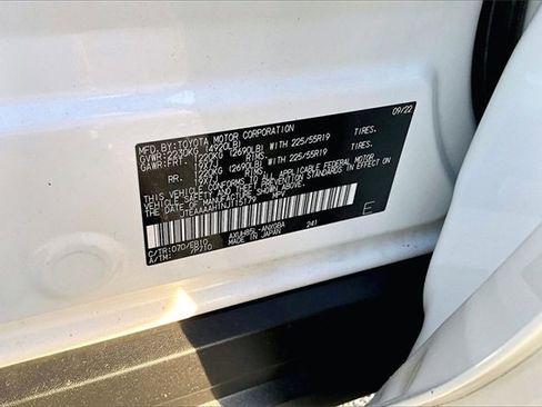 Used 2022 Toyota Venza XLE image 26