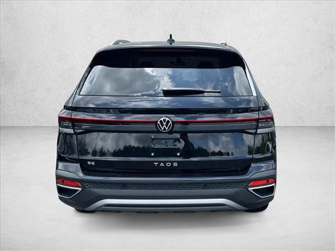 Used 2025 Volkswagen Taos SE FWD image 6
