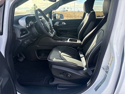 New 2026 Chrysler Pacifica Limited image 26